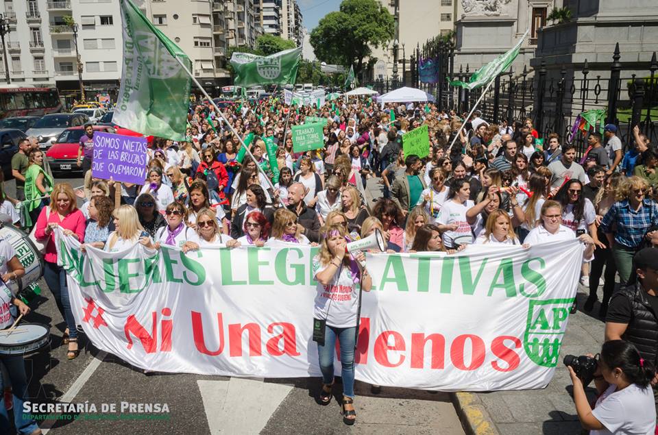 Las Mujeres Legislativas se sumaron «al ruidazo» del 8M para reclamar por sus derechos en el ámbito del Congreso Nacional.