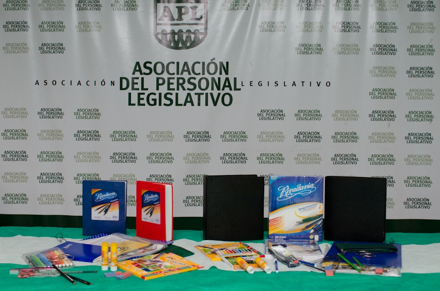 Entrega de útiles escolares en APL.