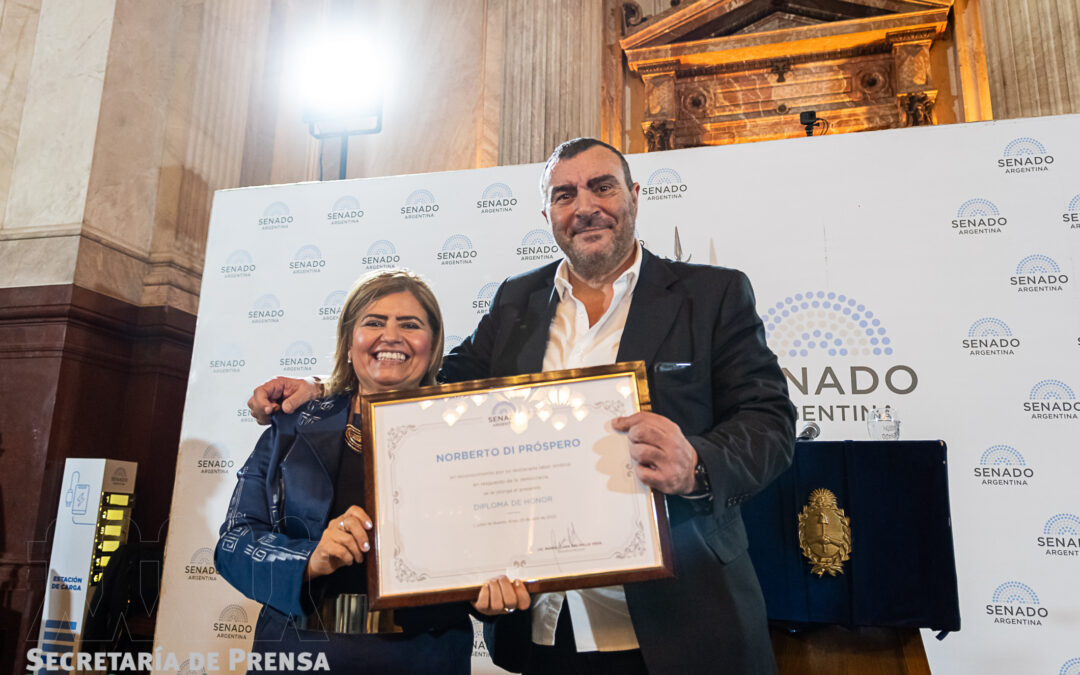 Norberto Di Próspero fue distinguido en el homenaje a la dirigencia sindical a 40 años del retorno de la democracia.