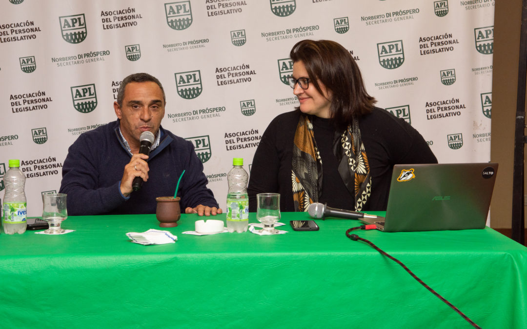 Especialista en comunicación ofreció una charla sobre política y redes sociales en APL.