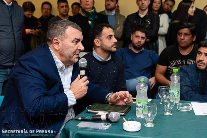 Norberto Di Próspero con los y las jóvenes de APL