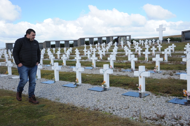 La delegación en el cementerio de Darwin.